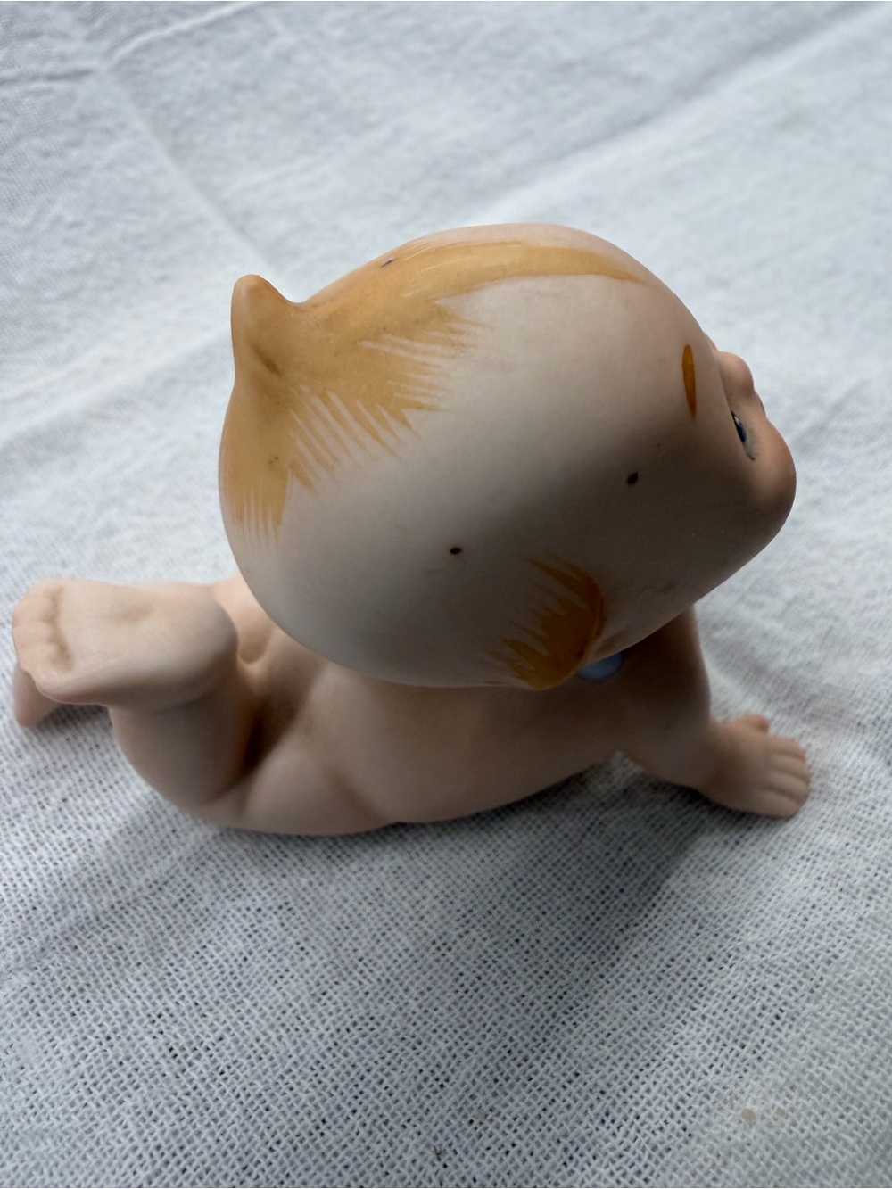 Vintage Kewpie Baby Figurine in Flesh Tone with Blonde Accent Number KW913 - Picture 5 of 6